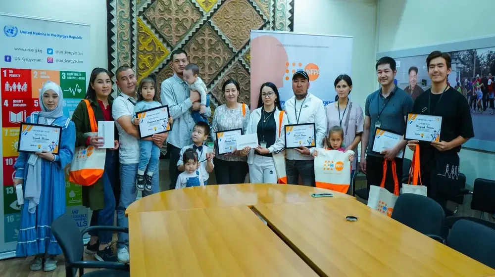 Awarding the winners of the #KamkorAta contest 