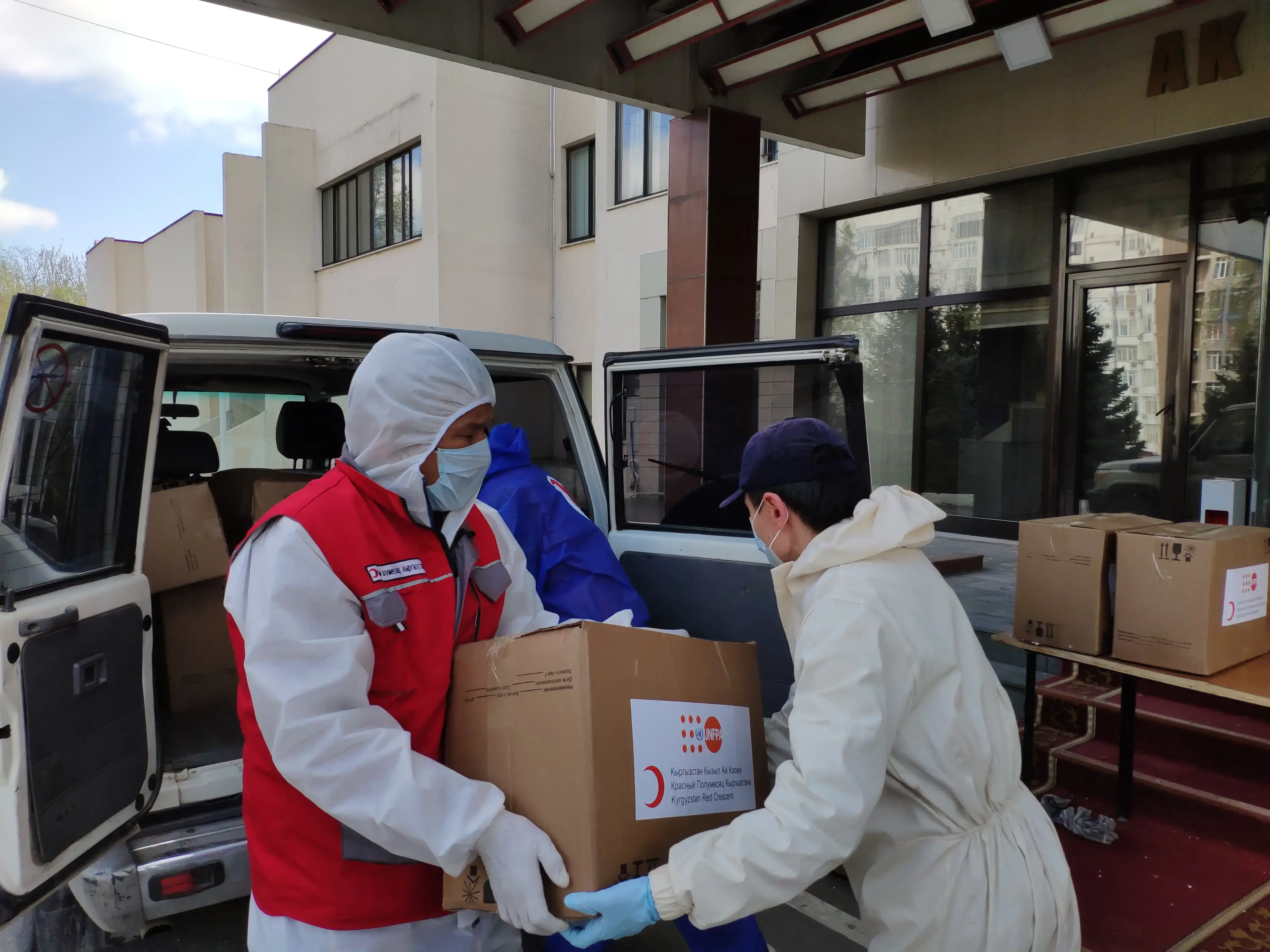 Food aid and hygiene kits from UNFPA and Red Crescent Society 